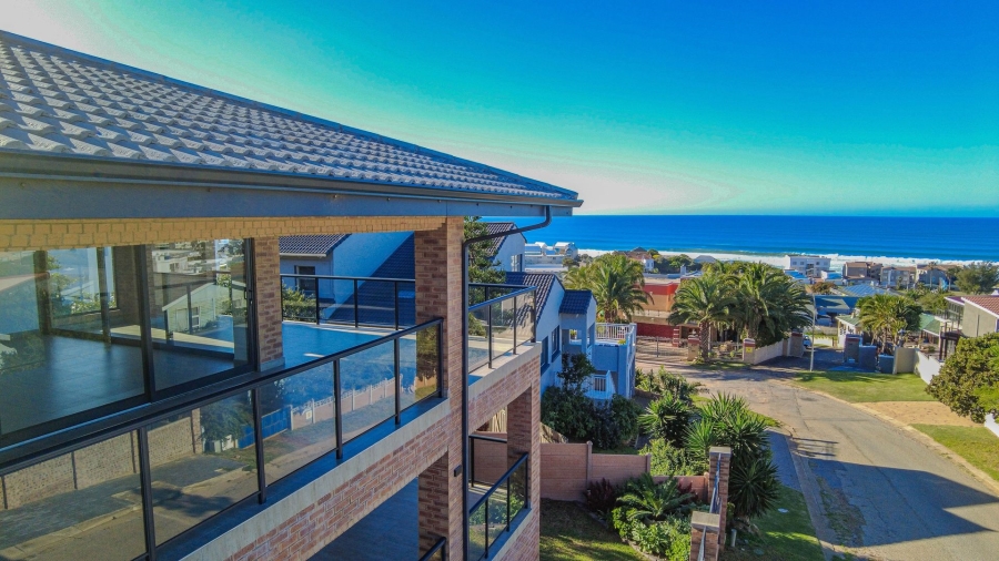 4 Bedroom Property for Sale in Wavecrest Eastern Cape